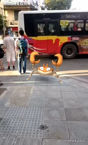 Khu vực quanh Hồ Hoàn Kiếm, Hà Nội, ngay trong buổi tối đầu tiên game Pokemon Go ra mắt, cho đến tận 2h sáng vẫn có rất đông thanh niên tụ tập, đi dạo quanh đó với hình ảnh quen thuộc là "mắt dán vào điện thoại" để bắt Pokemon. Thú vui và hành động này sau đó dường như trở thành một phong trào với số lượng người tham gia tăng mỗi ngày. Báo chí, truyền thông đã tốn không biết bao nhiêu giấy mực để viết về một "hiện tượng chưa từng có" trong cộng đồng giới trẻ khi họ tiếp xúc với game Pokemon Go.