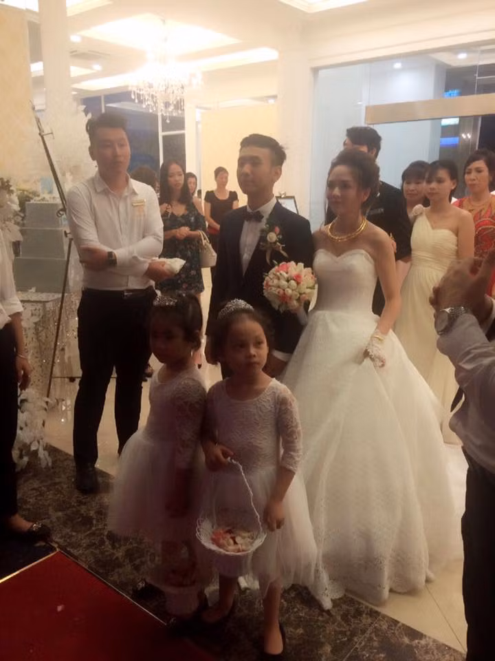 Xem lại bức ảnh Hiền Giang chụp tại điểm thi Bách khoa, dân mạng phát hiện nhanh rằng ngón tay áp út của cô có đeo nhẫn. Thời điểm đó những tin đồn cô nàng này đã lập gia đình ở tuổi 18 cũng đã được dân mạng đưa ra và cho đến khi Hiền Giang chính thức kết hôn vừa qua, nhiều bạn trẻ cũng đã trầm trồ khi phát hiện ra sự thật. Rất có thể Hiền Giang đã đính hôn từ trước đó và đến 20/9 vừa rồi mới làm đám cưới.