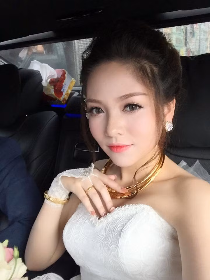 Kỳ thi đại học kết thúc, cũng là thời điểm những thông tin về Hiền Giang tạm lắng xuống. Và mới đây, rất nhiều dân mạng, bạn trẻ đã phải bất ngờ khi biết được nữ sĩ tử Bách khoa xinh đẹp ngày nào nay đã chính thức lên xe hoa về nhà chồng. Đám cưới của Hiền Giang diễn ra vào ngày 20/9 vừa qua tại một nhà hàng sang trọng ở Hà Nội với sự góp mặt đông đảo của người thân và bạn bè.