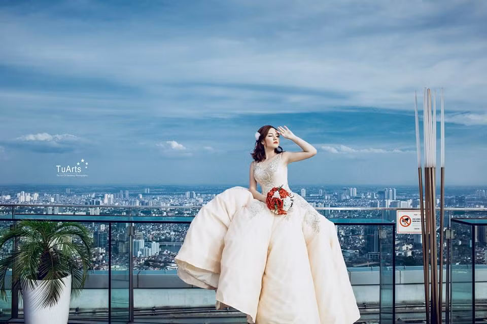 Ảnh cưới của Hiền Giang được thực hiện bởi một studio rất nổi tiếng. Trong những bức ảnh này bóng hồng Bách khoa xinh xắn, đẹp trong veo ngày nào trở nên kiêu sa, quyến rũ hơn bội phần.