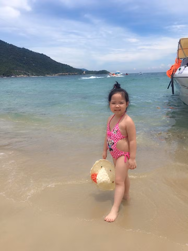 Được biết, ngoài sở thích "cãi lý" thì cũng giống như biết bao bé gái khác, Su-A mê ca hát và luôn hào hứng khi được đi chơi cùng bố mẹ. Ảnh trong bài: Facebook nhân vật.