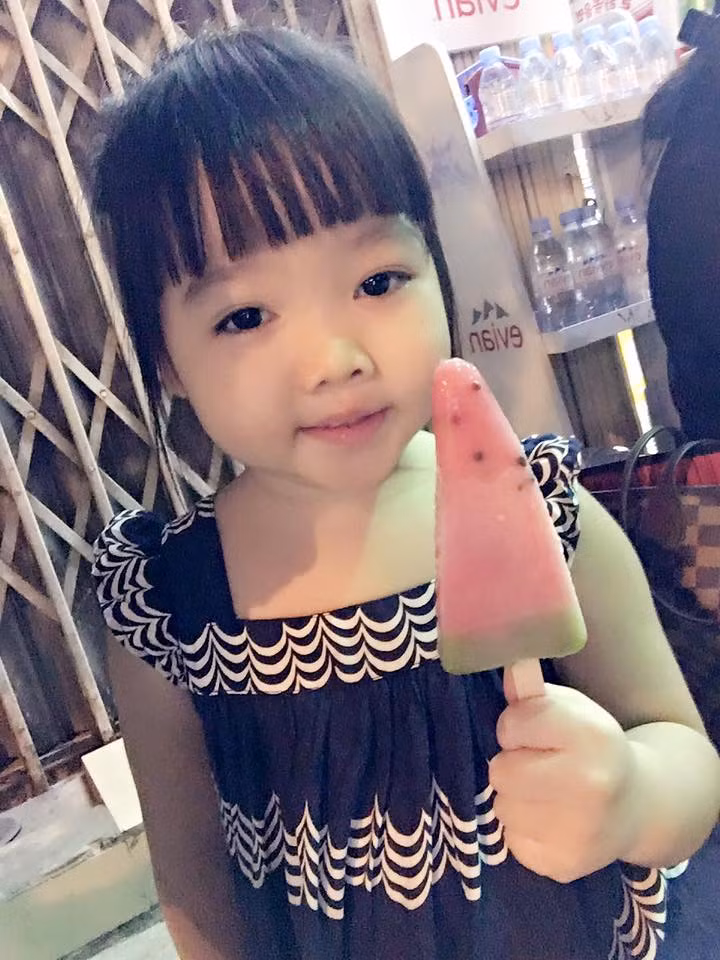 Với suy nghĩ và cách nói ngây thơ, bé Su-A còn cho rằng "vợ để chồng ăn ngoài đường là... ngu!". Câu nói này tuy rất hài hước nhưng sau đó đã tạo ra không ít tranh cãi trên mạng xã hội. Bản thân chị Ngọc Ánh cũng bị phàn nàn là dạy con chưa đúng cách, khi để bé gái 5 tuổi sử dụng một số từ ngữ không đúng, phạm thượng và thiếu lễ phép với người lớn. Tuy nhiên đây chỉ là thiểu số, phần đông dân mạng, các bà mẹ bỉm sữa đều "không đỡ nổi" sự già đời, dễ thương của bé Su-A.