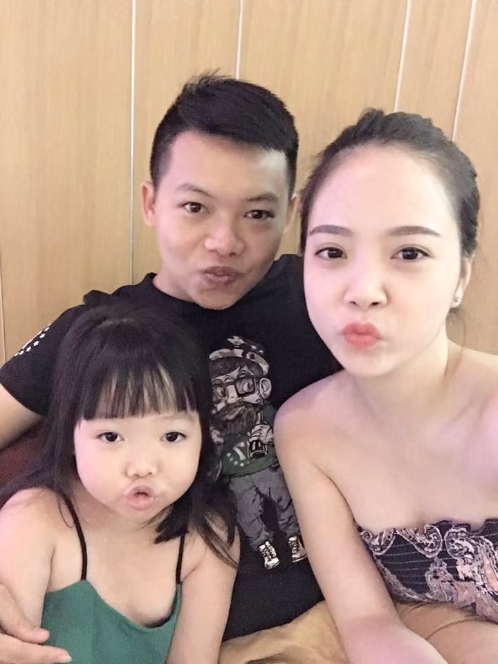 Do công việc hàng ngày rất bận rộn nên chị Ngọc Ánh thừa nhận có khá ít thời gian dạy con. Tuy nhiên, khi đứng trước những dòng bình luận, ý kiến chỉ trích chị dạy con sai cách, khiến bé gái mới 5 tuổi đã "mồm mép tép nhảy", đánh mất sự ngây thơ, hồn nhiên... chị Ánh hoàn toàn không hài lòng và công khai phản đối. Bà mẹ trẻ khẳng định tất cả những người ném những lời lẽ không hay khi nhận xét về bé Su-A cũng như cách dạy con của chị chỉ toàn là "anh hùng bàn phím".