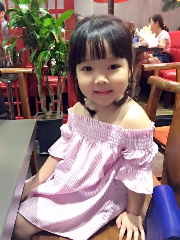 Không chỉ nói vậy, bé Su-A còn làm mẫu cho mẹ ngay lập tức. Bé gái 5 tuổi cầm miếng hồng, cắn dè từng miếng nhỏ trông rất điệu đà, từ tốn khiến mẹ bé không thể nhịn cười. Sau màn dạy "ăn kiểu mẫu", bé Su-A tiếp tục "giảng giải" cho mẹ hiểu khi về làm vợ, làm con dâu nhà khác thì phải chú trọng đến những điều gì. Và điều đầu tiên bé gái dễ thương này nhắc đến chính là "lấy chồng phải dậy sớm". Theo Su-A thì bất kể khỏe hay mệt, đã làm dâu thì ngày nào cũng phải dậy sớm, không được ngủ muộn.