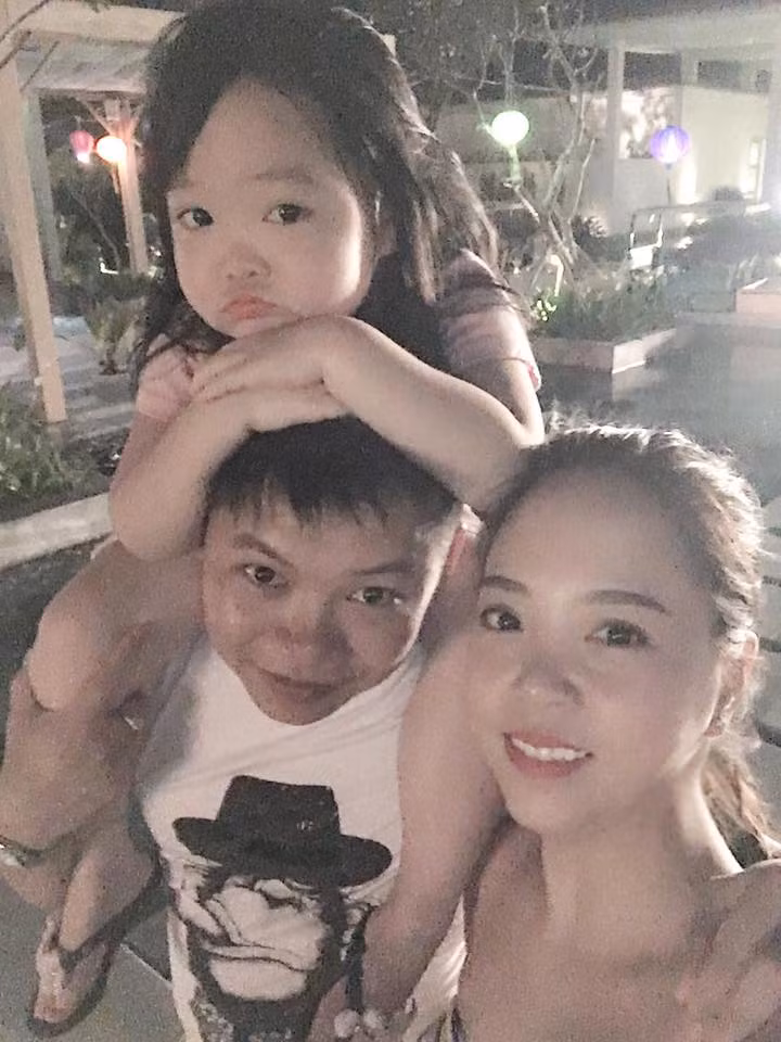 Chị Ngọc Ánh kể rằng dù có hơi "già đời" nhưng thường ngày bé Su-A vẫn luôn rất ngoan ngoãn, nghe lời bố mẹ, nói năng lễ phép và biết trên dưới rõ ràng. Trẻ con luôn rất dễ bắt chước tất cả những điều xung quanh chúng, bé Su-A tuy có bắt chước bố mẹ, bà ngoại ở một vài câu nói nhưng vẫn giữ được những nét ngây thơ, hồn nhiên đúng với độ tuổi thể hiện trong cuộc sống thường ngày. Chị Ánh khẳng định bé Su-A vẫn phát triển bình thường như bao đứa trẻ khác, không hề bị ép buộc hoặc có ai đó nhồi nhét vào đầu bé những gì bé đã nói ra trong đoạn clip gây sốt mạng vừa qua.