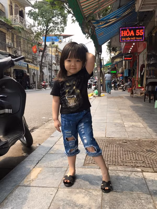 Biết cô con gái vốn "già đời", quen học được rất nhiều điều thú vị từ người lớn nên chị Ánh quyết định hỏi vặn con gái vài câu để ghi được đoạn clip thú vị. Chị Ánh nói rằng nếu về nhà chồng mà chị không biết thổi cơm thì phải làm sao? Bé Su-A liền quả quyết rằng "nếu không biết thổi thì cũng phải cố mà thổi cơm, hoặc là đi học ở chỗ khác". Mách nước cho mẹ nơi học thổi cơm, bé Su-A khuyên mẹ nên ra chợ hỏi những người bán hàng hoặc tìm các lớp riêng để học.