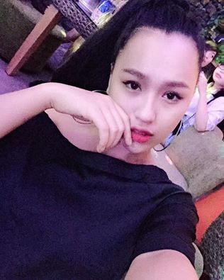 Bà mẹ một con dù bận rộn với cuộc sống mới bên cậu con trai nhỏ nhưng cô vẫn tự dành cho mình khoảng thời gian để làm đẹp, chăm chút cho bản thân. Đó cũng là bí quyết để cô sở hữu nhan sắc và ngoại hình nổi bật dù đã qua sinh nở.