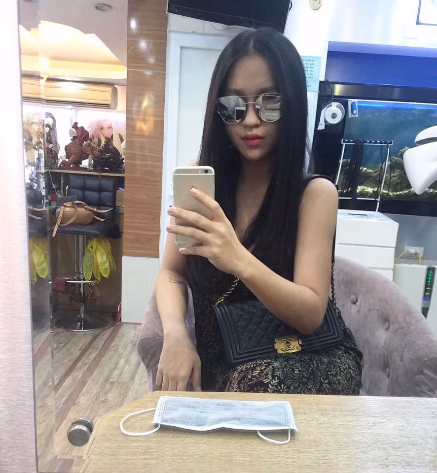 Sau khi sinh xong, DJ Tít hồi dáng rất nhanh, da mặt cũng trắng mịn mà không hề có dấu hiệu xuống sắc. Cô cũng không quên dành thời gian cho việc chăm sóc sắc đẹp và đầu tư đến trang phục hằng ngày, vậy nên càng ngày người ta càng cảm thấy nữ DJ Hà thành cuốn hút và mặn mà hơn xưa.