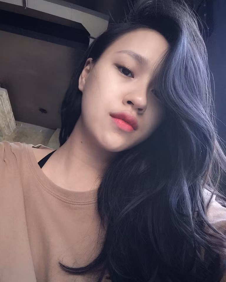 DJ Tít khá chăm chỉ đăng tải các bức ảnh "tự sướng" trên trang cá nhân và nhận được hàng nghìn lượt like và bình luận của người hâm mộ. Người đẹp thổ lộ, vì có con nhỏ nên cô cũng ít có thời gian cho bản thân và thường xuyên thiếu ngủ nhưng rất may mắn là thể trạng cơ thể khá tốt nên bà mẹ một con vẫn luôn tươi trẻ và rạng rỡ như hồi thiếu nữ.