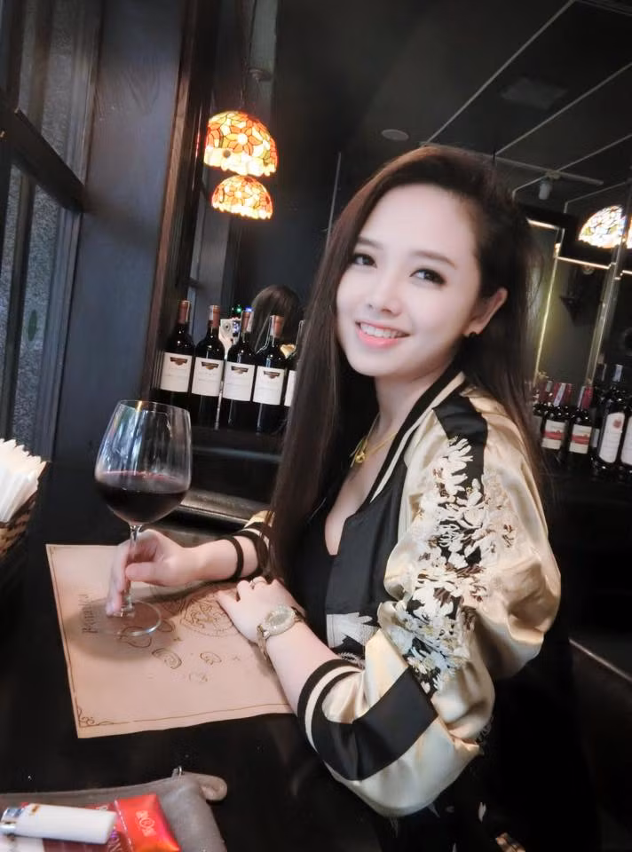 Hạnh phúc, yêu đời và rất biết "cách yêu", luôn vui vẻ là điều góp phần làm nên cuộc sống rất tốt của MC Ngọc Trang ở tuổi 30. Xinh đẹp, độc lập, sống và yêu đều rất bản lĩnh là những điều mà Ngọc Trinh có được khiến nhiều bạn trẻ khâm phục. Ảnh trong bài: Facebook nhân vật.