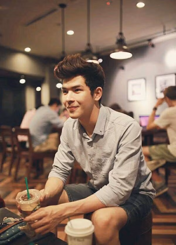 Nhờ lợi thế về chiều cao và ngoại hình nổi bật, phong cách thời trang cá tính, Đức Hiếu thường xuyên được các nhà thiết kế thời trang có tiếng trong nước “chọn mặt gửi vàng” trong các show diễn trong và ngoài nước. Là một anh chàng giỏi toàn diện trong mọi hoạt động, được biết chàng trai sinh năm 1993 từng đạt giải Nhất Giọng hát hay Sinh viên 2011, Gương mặt trẻ Tài năng sinh viên 2012, Top 5 nhiếp ảnh trẻ triển vọng 2013.