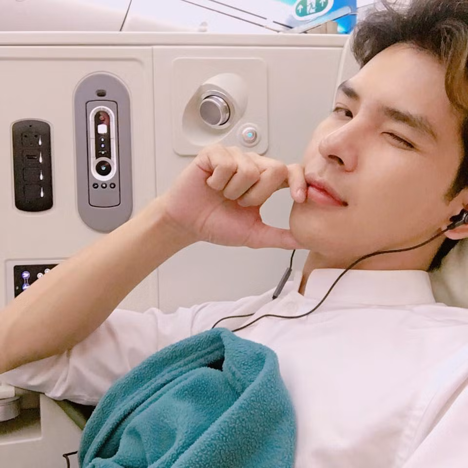 Tốt nghiệp Đại học Ngoại thương Hà Nội với tấm bằng Xuất sắc khoa Tài chính Ngân hàng và nhận được học bổng thạc sỹ tại Pháp, cùng với đó là bảng danh sách hoạt động nghệ thuật ấn tượng trong các vai trò người mẫu, diễn viên, Đức Hiếu, anh chàng hot boy Ngoại thương đang là thần tượng khiến nhiều cô gái phát cuồng.