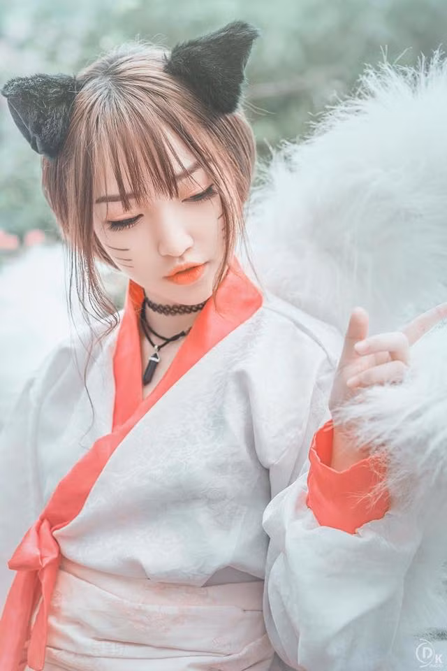 Vốn là một cô gái mềm yếu nhưng lại có sở thích chơi điện tử, nhiều người sẽ nghĩ rằng Nhật Hoa sẽ có cá tính ngang tàng, bướng bỉnh nhưng điều đó chưa thực sự chính xác khi miêu tả về tính cách của cô bạn. Nữ game thủ 9X theo đuổi hình tượng nhẹ nhàng, nữ tính nhưng cũng không kém phần nhí nhảnh, dễ thương.