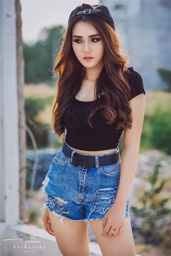 Hoàng Nam Phương, 9X Sài thành (sinh năm 1996) sở hữu gương mặt xinh đẹp, hài hòa và chiều cao vượt trội, cô thường bị mọi người hiểu lầm là gái Thái hoặc con lai, mặc dù gia đình cô hoàn toàn thuần Việt. Khá nhiều người ví von, Nam Phương chính là bản sao hoàn hảo của cô nàng Katun trong bộ phim đình đám "Tình yêu không có lỗi, lỗi ở bạn thân".