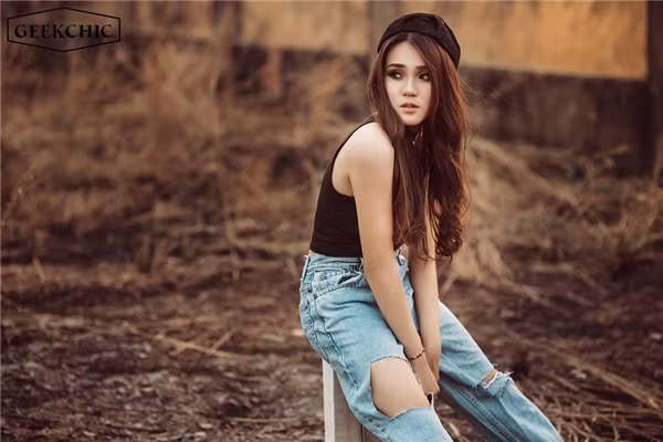 Không chỉ tạo ấn tượng bằng gương mặt đẹp, Nam Phương còn khiến nhiều cánh mày râu xao xuyến bởi đôi chân thon dài, số đo 3 vòng chuẩn như người mẫu. Theo như lời chia sẻ của cô bạn, thời gian học cấp 3 Nam Phương khá mập nhưng vì yêu thích công việc mẫu ảnh nên cô đã quyết tâm giảm cân. Từ khi ăn uống hợp lý và thiết lập chế độ tập luyện, hot girl Sài thành nhanh chóng đạt được thân hình vạn người mê.