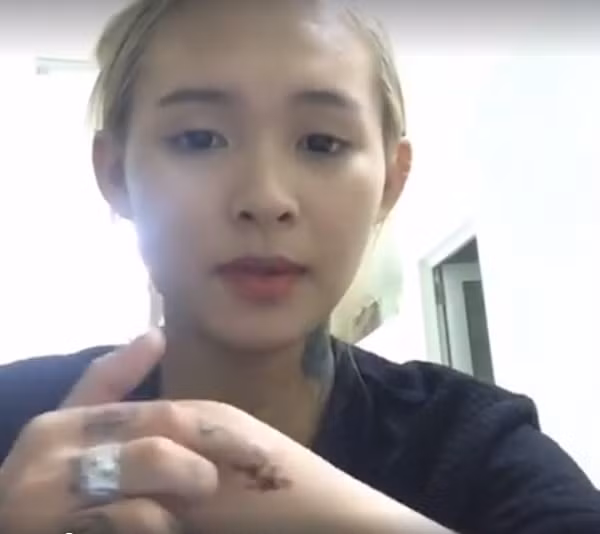 Cô tiếp tục kể về việc My tự ý mang vàng bạc, đồ đạc hàng hiệu của cô ra khỏi nhà mà không có sự đồng ý của 2 bên. Vy cũng khoe bàn tay cô bị My cắn bầm tím. Hiện 2 bên vẫn điều qua tiếng lại và tranh cãi về những bức xúc, thiệt thòi của bản thân khi sống cùng nửa kia. Qua câu chuyện của cặp đôi đồng tính 9X, nhiều người không khỏi bất ngờ và sốc trước cách hành xử có phần trẻ con và bốc đồng của cả 2 người. Có thể do tuổi đời còn trẻ và suy nghĩ chưa chín chắn nên người trong cuộc đã đẩy câu chuyện đi quá xa.