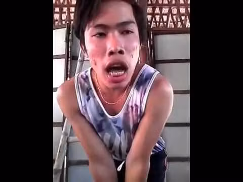 Rất nhiều đoạn clip quay cảnh một chàng trai xấu xí, "môi dày, miệng loe", mặt có nhiều vết sẹo mụn nói về chuyện tình yêu đã khiến dân mạng không thể nhịn nổi cười trong suốt thời gian qua. Chàng trai xấu lạ này tự giới thiệu tên là Tùng Sơn và với giọng nói eo éo, những cử chỉ, hành động ẻo lả... nhiều dân mạng cho rằng Tùng Sơn là người đồng tính. Tùng Sơn quê ở Bình Thuận và bối cảnh trong quen thuộc trong clip của anh là trong một ngôi nhà tuyềnh toàng lợp bằng tre, nứa, nơi anh chàng này mặc sức làm những hành động khác người.