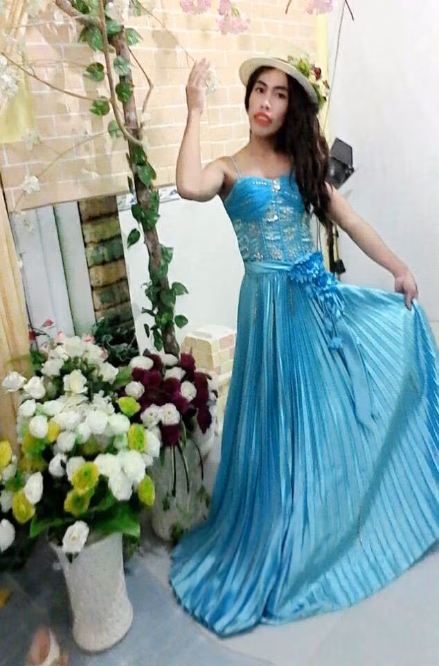 Nhiều người nhận xét rằng Tùng Sơn rất giống với cậu bé người Thái cũng thường có những bộ sưu tập thời trang "cây nhà lá vườn" vô cùng ấn tượng với thần thái và biểu cảm y hệt nhau, mặc dù của Tùng Sơn có phần đơn giản hơn. Ngoài ra, hình tượng của Tùng Sơn còn khiến nhiều bạn trẻ liên tưởng đến Happy Polla, một nhân vật đình đám của Thái Lan cũng nhờ xấu xí mà nổi tiếng.