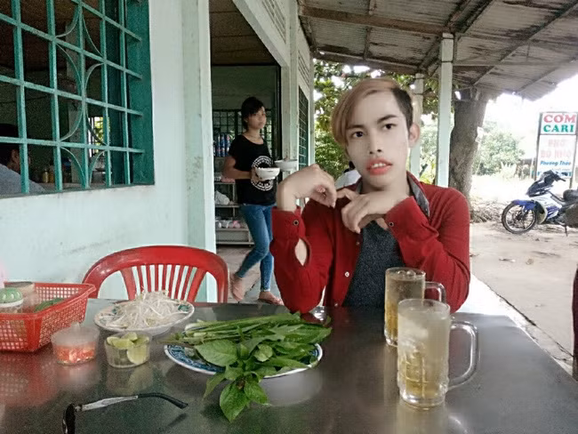 Không biết Tùng Sơn có nhắm đến mục đích làm cho bản thân nổi tiếng giống như những nhân vật vừa kể trên hay không nhưng với những người khó tính, hình ảnh của Tùng Sơn còn là một cái gì đó hơi "khác người" và không đáng để dân tình mạng xã hội chia sẻ.