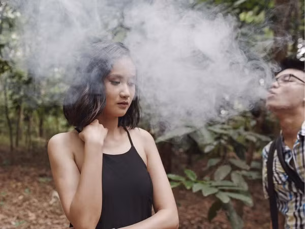 Để tạo ra một bức ảnh đẹp lung linh theo phong cách "phiêu" việc sử dụng khói làm phụ đạo khá phổ biến. Và để tạo ra khói, thật sự có rất nhiều cách khác nhau. Từ tốt lửa, thắp hương, cho đến hút thuốc, hút vape để... nhả khói vào mặt mẫu... các phó nháy có muôn vàn cách thức bá đạo để tạo ra được phần hậu cảnh đúng theo ý mình.