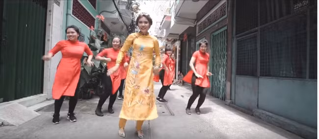 Lấy nền nhạc tươi vui trong bài Bước đến bên em của ca sĩ Trọng Hiếu trong lễ rước dâu, cả ê - kíp dâu, rể đã dàn dựng câu chuyện minh họa cho bài hát vừa hài hước lại vừa bá đạo làm người xem không khỏi hút hét vì thích thú.