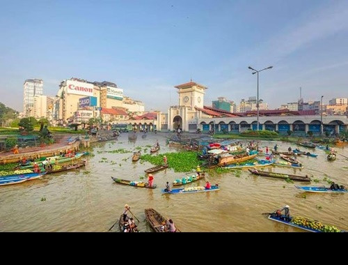 Với lưu lượng mưa lớn như vậy, nhiều dân mạng còn lo sợ, chợ Bến Thành - một biểu tượng khác của TP HCM cũng sẽ trở thành "Chợ nổi Bến Thành", nơi người mua - kẻ bán sẽ phải sử dụng thuyền, ghe để làm phương tiện di chuyển chính.