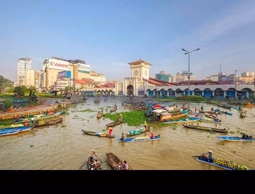 Với lưu lượng mưa lớn như vậy, nhiều dân mạng còn lo sợ, chợ Bến Thành - một biểu tượng khác của TP HCM cũng sẽ trở thành "Chợ nổi Bến Thành", nơi người mua - kẻ bán sẽ phải sử dụng thuyền, ghe để làm phương tiện di chuyển chính.