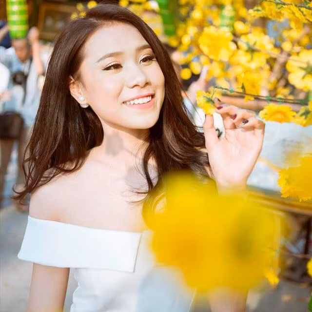 Tuy nổi tiếng nhưng Bích Trâm vẫn giữ được đời sống riêng tư kín kẽ, không scandal. Đó cũng là bí quyết cô có lượng fan hâm mộ hùng hậu. Trang cá nhân của người đẹp hiện đã có khoảng gần 800 nghìn lượt người theo dõi.