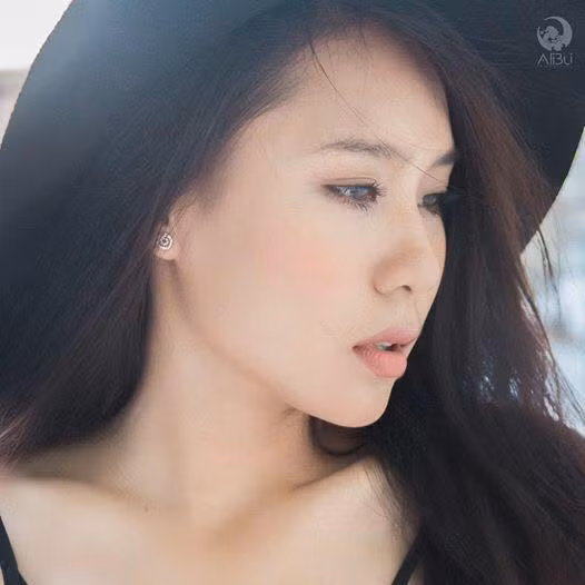 Bích Trâm thời gian mới đây được nhiều người khen ngợi về phong cách thời trang sang trọng, tinh tế. Cô cũng có sở thích với các món đồ hiệu, phụ kiện đắt tiền để tạo nên đẳng cấp riêng.