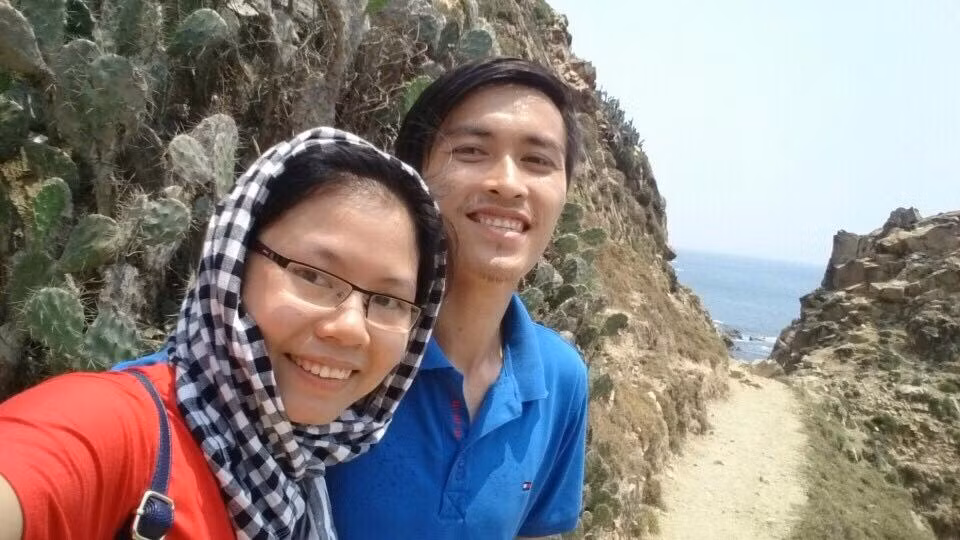 Đám cưới của Mai Khanh và Nguyễn Thương không nổi tiếng vì sự xa hoa, nhưng nó khiến nhiều người thích thú vì sự độc, lạ và cách thể hiện tình yêu với bóng đá hết sức chân thành, vui nhộn.