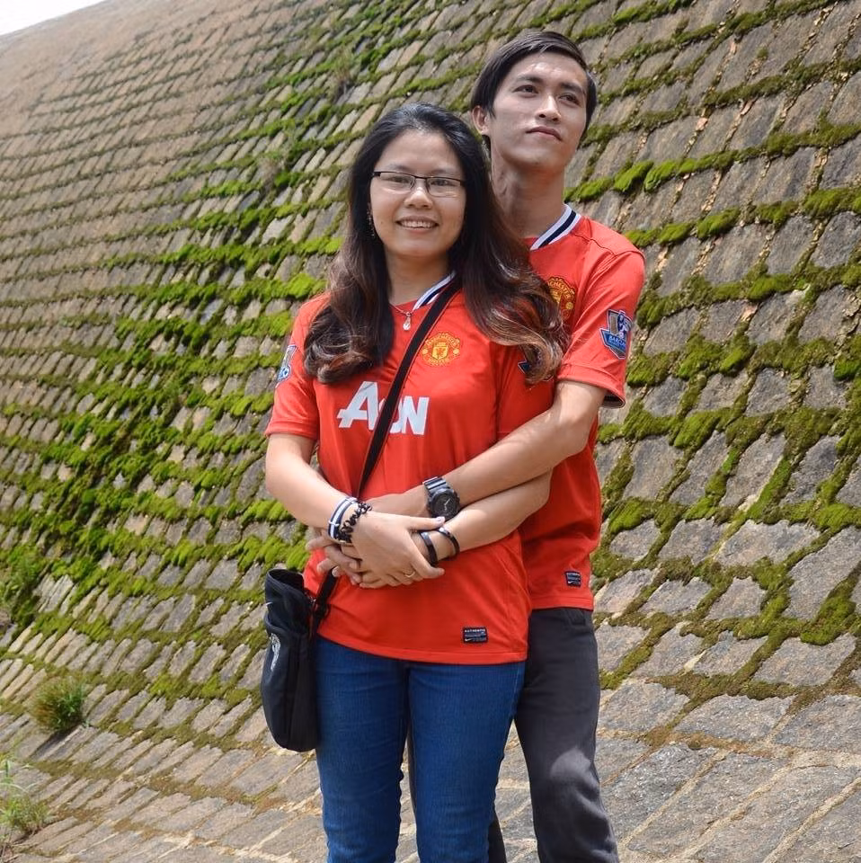 Và đúng như tình yêu với môn thể thao vua, trang cá nhân của cô dâu, chú rể cũng thường xuyên cập nhật những cảm xúc liên quan đến bóng đá, cùng với đó trang phục đôi của vợ chồng trẻ cũng là áo truyền thống của đội tuyển.