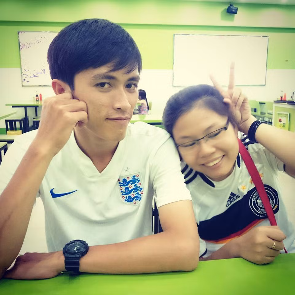 Người ta thường thấy chỉ có con trai mê bóng đá, còn riêng các chị em thì tình yêu với trái bóng thường khá hiếm hoi. Ấy vậy mà cặp vợ chồng fan MU này lại lại là một trường hợp đặc biệt.