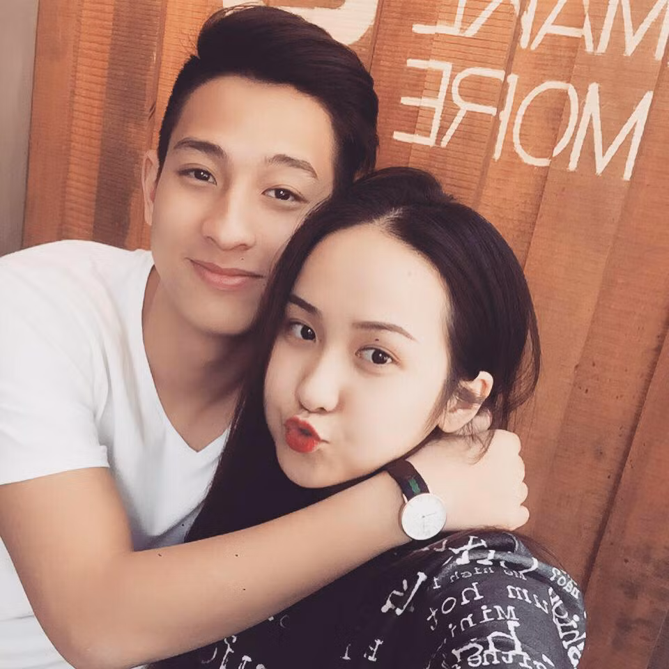 Từng nổi tiếng trên truyền thông nhờ ngoại hình điển trai và nụ cười "đốn" tim, hot boy cầu lông sinh năm 1996, Phạm Hồng Nam đang là một hình mẫu lý tưởng chuẩn soái ca được nhiều cô gái trẻ hiện nay mê mệt. Sau hàng loạt những tin đồn tình ái cùng một số hot girl đình đám, cuối cùng trên trang cá nhân của mình, "Nam công chúa" cũng chính thức công khai cô bạn gái xinh đẹp, Hà Ánh Nhi.