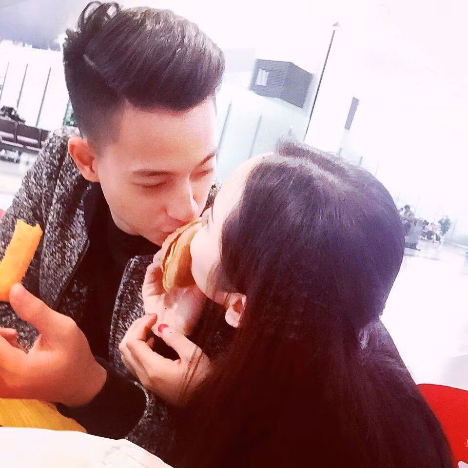 Không ngại ngần đăng tải những bức ảnh khóa môi và vô số lời tỏ tình có cánh dành cho bạn gái mới, Hà Anh Nhi đang khiến nhiều cô gái phải ghen tỵ khi may mắn chiếm được trái tim của chàng tuyển thủ cầu lông đẹp trai nhất hệ mặt trời.