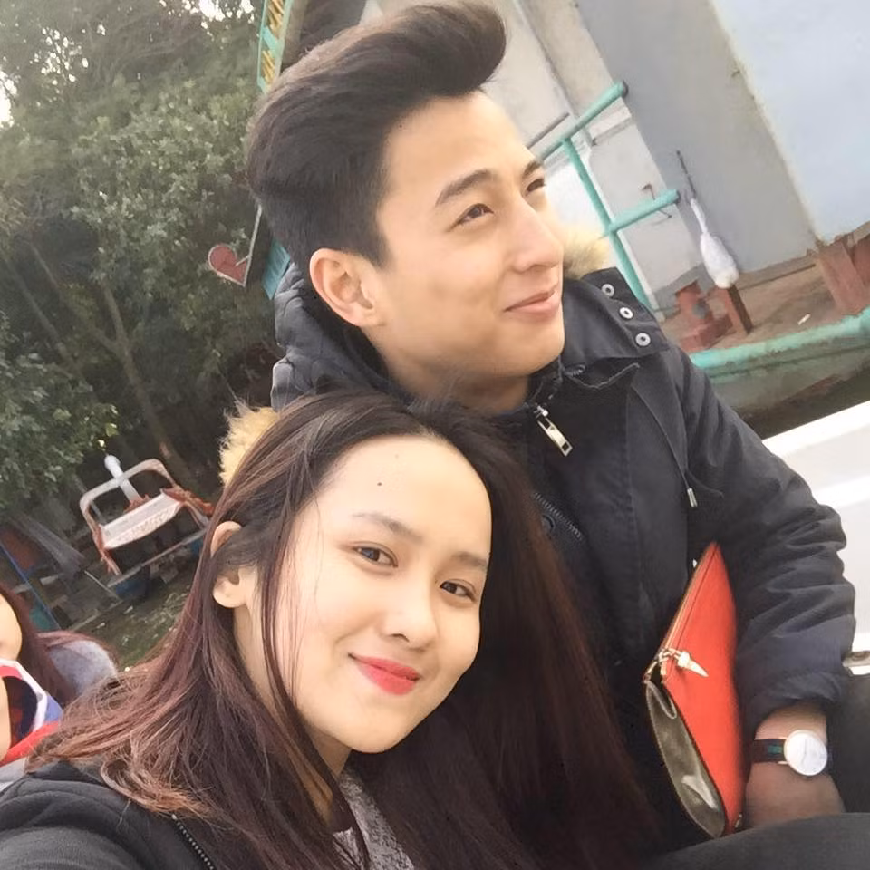 Theo tìm hiểu, bạn gái của Phạm Hồng Nam chính là em chồng tương lai "hụt" của hot girl Hà Lade. Hà Ánh Nhi, sinh năm 1995 và hiện đang là du học sinh tại Singapore. Cô bạn từng lọt vào vòng chung kết cuộc thi nhan sắc Miss Du Học Sinh 2015.