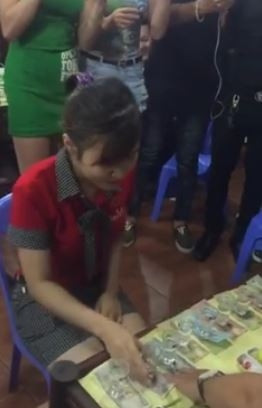 Chưa kể đến việc, những hình ảnh như thế này được lan truyền trên mạng có thể gây ảnh hưởng đến cuộc sống, công việc của chính những người tham gia thi uống rượu kiếm tiền. Cuộc vui không có lỗi, lỗi chỉ nằm ở những người không biết kiểm soát bản thân và ham vui không có điểm dừng mà thôi. Ảnh trong bài: Tổng hợp từ Facebook.