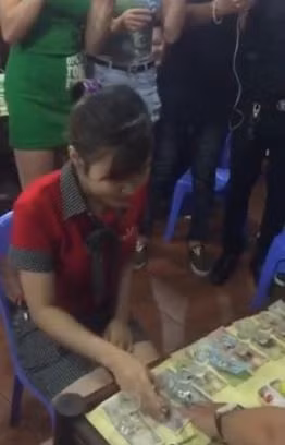 Chưa kể đến việc, những hình ảnh như thế này được lan truyền trên mạng có thể gây ảnh hưởng đến cuộc sống, công việc của chính những người tham gia thi uống rượu kiếm tiền. Cuộc vui không có lỗi, lỗi chỉ nằm ở những người không biết kiểm soát bản thân và ham vui không có điểm dừng mà thôi. Ảnh trong bài: Tổng hợp từ Facebook.