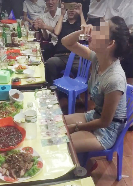 Trước đoạn clip chàng trai thách rượu cô gái trẻ bị cuỗm mất 7 triệu, từng có khá nhiều clip khác về phong trào "uống rượu kiếm tiền" của các chị em. Cũng với cách thức tương tự, chỉ cần cố gắng uống được khoảng 10-15 ly rượu là các cô gái đã có thể kiếm được số tiền không nhỏ. Trò thách đố này gần đây giống như một phong trào trên các bàn nhậu. Nhưng thanh niên có điều kiện thì được dịp khoe tiền, khoe giàu còn các cô gái lại có dịp khoe sự mạnh mẽ đầy bất ngờ và khả năng uống rượu không kém đàn ông của mình.