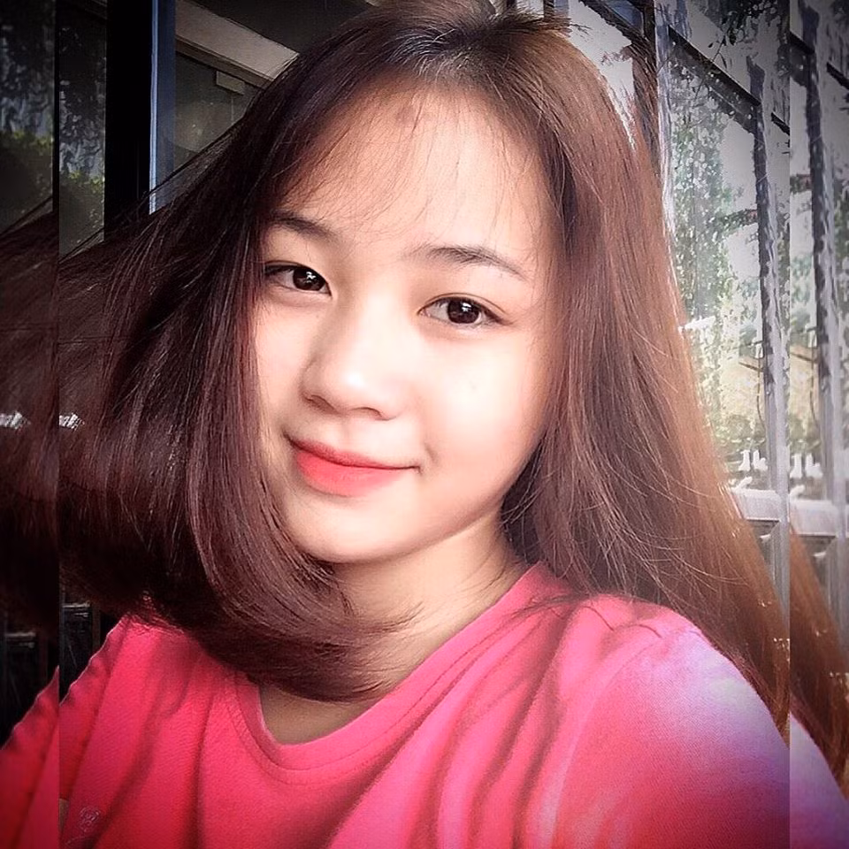 Theo tìm hiểu, nữ sinh xinh đẹp trong bức ảnh chụp lén bất ngờ gây sốt mạng gần đây là Trần Diệu Linh, sinh năm 1997, quê Thái Bình, hiện đang là sinh viên trường Đại học Kiến trúc, Hà Nội. Theo chia sẻ của Diệu Linh, bức ảnh được dân mạng lan truyền vài ngày gần đây được chụp từ tháng 7/2016 trong thời gian cô bạn đang làm bài dự thi vào trường Đại học Kiến trúc trong kỳ thi đại học 2016. Diệu Linh cảm thấy bất ngờ, ngạc nhiên, pha lẫn chút cảm giác thích thú khi bức ảnh này của phóng viên Zing News chụp đã được nhiều dân mạng chia sẻ đến thế.