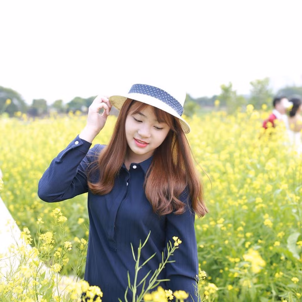 Ngoài khoảnh khắc tập trung trong lúc làm bài thi gây sốt trên mạng xã hội vừa qua, Diệu Linh còn khá nhiều bức ảnh đẹp khác có thể sẽ "gây thương nhớ" cho nhiều bạn trẻ, cư dân mạng khi ngắm nhìn. Có sở thích chụp ảnh "tự sướng" giống như bao cô gái trẻ khác, Diệu Linh rất dễ gây thiện cảm nhờ sở hữu làn da trắng hồng, khuôn mặt mang nhiều nét xinh xắn, dễ thương và khá baby.