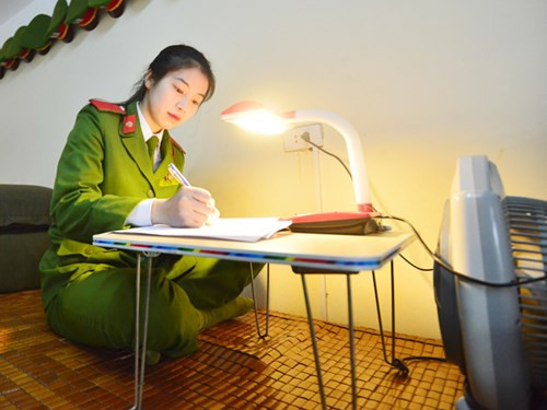 Được biết, trong những năm là học viên cảnh sát, Hoài Thương đã từng nhận được bằng khen của Bộ trưởng Bộ Công an, bằng khen của Tổng cục Chính trị CAND, bằng khen của TW Đoàn, bằng khen của Đoàn thanh niên Bộ Công an, giấy khen của Cục tham mưu tác chiến K20, 5 giấy khen của Hiệu trưởng và 2 giấy khen của Đoàn thanh niên trường Cao đẳng Cảnh sát nhân dân 1.