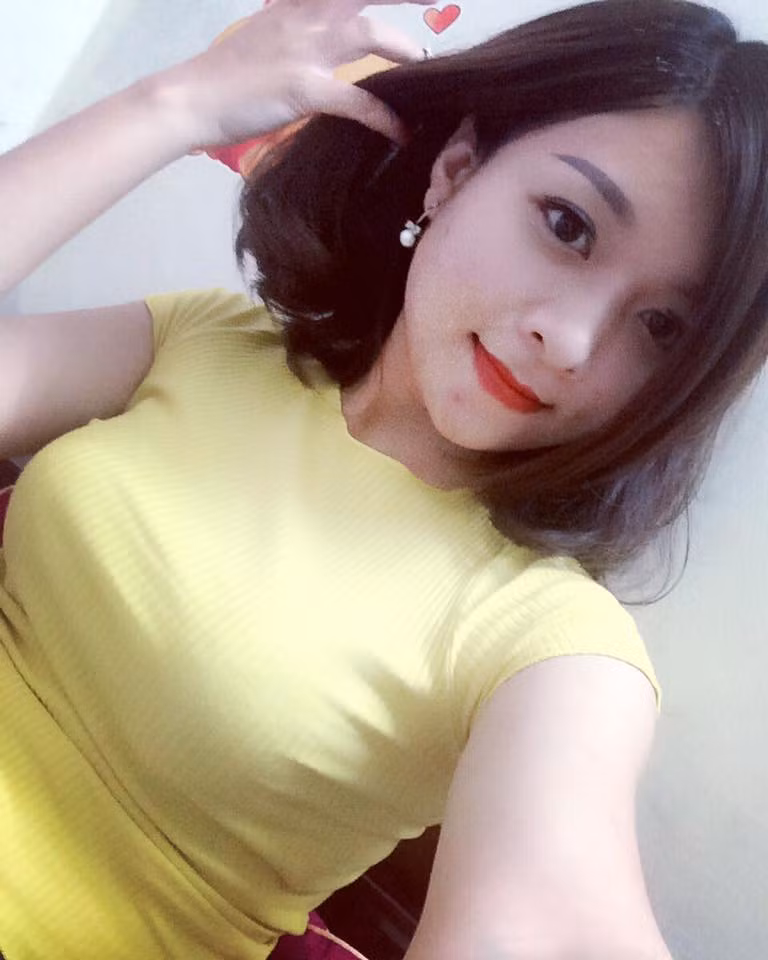 Trước đó, với hành động dùng áo ngực che mặt của mình, Lê Thị Bích đã mắc phải nhiều rắc rối khi ai ai cũng nghĩ cô là "tay vịn" hay "cave" hành nghề trong quán karaoke chưa có giấy phép kinh doanh. Do ăn mặc quá gợi cảm, lại chạy ra khỏi tòa nhà đang cháy cùng một đám thanh niên nam, nữ người ăn mặc mát mẻ, kẻ lại "trần như nhộng" nên Bích đã khiến rất nhiều người hiểu lầm. Bị chỉ trích, ném đá, châm chọc suốt nhiều ngày, Lê Thị Bích không chịu nổi áp lực từ dư luận nên đã có vài dòng phản pháo trên trang cá nhân, tự minh oan cho mình.