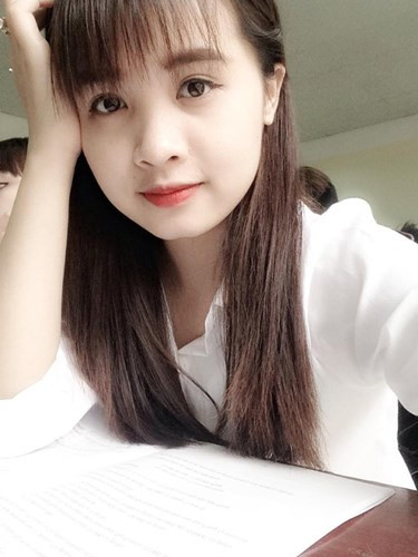 Với đúng công thức "xinh - lạ - độc"... Nguyễn Thị Nguyệt dễ dàng gây chú ý với cộng đồng mạng Việt khi có khuôn mặt xinh xắn, lại được khoe ra trong lúc làm một công việc đơn giản nhưng cũng hết sức đặc biệt.