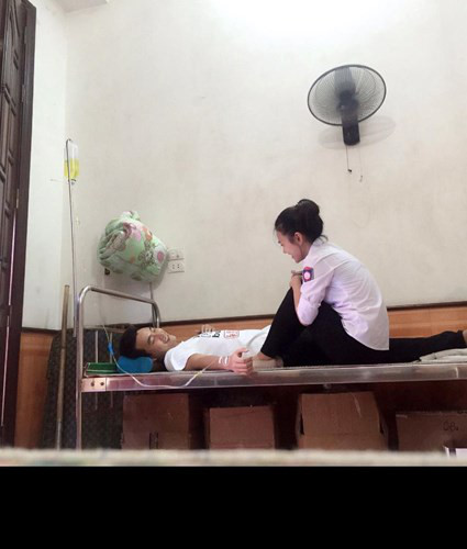 Hồi tháng 6/2016, câu chuyện về "cô gái chăm người yêu chạy thận" siêu tận tình được dân mạng Việt thi nhau lan truyền, chia sẻ rầm rộ. Kèm theo câu chuyện này là bức ảnh chụp một cô nữ sinh khá xinh đẹp, có nụ cười rất duyên đang ngồi trên giường bệnh và trò chuyện, chăm sóc cho bạn trai của mình. Nhờ ngoại hình xinh xắn và một câu chuyện cực ngọt ngào, tình cảm mà dân mạng lan truyền, "cô gái chăm người yêu chạy thận" này trở nên nổi tiếng rất nhanh, được người săn lùng, tìm kiếm thông tin cá nhân.