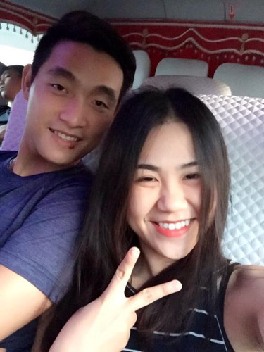 Được biết, chủ nhân của bức ảnh nữ sinh chăm bạn trai ốm tên thật là Nguyễn Thúy, đang là sinh viên Viện đào tạo quốc tế, Đại học Hàng Hải Việt Nam. Bạn trai Thúy là Minh Hùng, hai người là một cặp đôi cùng trường và cùng đến từ Hải Phòng. Nguyễn Thúy cho biết: "Mình xin đính chính lại là người yêu mình chỉ bị ốm xoàng thôi. Cũng chả hiểu tại sao cái phòng khám tại nhà lại bị suy diễn thành bệnh viện. Còn túi nước truyền đạm lại bị suy diễn là máy chạy thận".