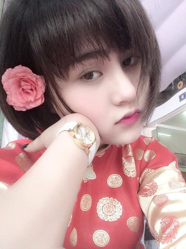 Nói về Nguyễn Thị Nguyệt, dân mạng Việt đã đặt cho cô một số biệt danh rất "kêu" và rất bá đạo như "hot girl nhổ lông vịt" hay "cô gái làm lông vịt xinh nhất Vịnh Bắc bộ". Tuy nhiên tất cả những điều này lại chỉ khiến cô nữ sinh trẻ tuổi cảm thấy phiền phức đến mức phải tạm thời khóa trang cá nhân của mình lại. Ảnh trong bài: Facebook nhân vật.