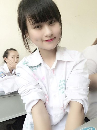 Không "sắc nước hương trời" nhưng lại rất dễ thương, cùng với bức ảnh chụp khoảnh khắc độc - lạ - dị lúc nhổ lông vịt đã giúp cô gái quê Quảng Ninh nhanh chóng nổi danh trên mạng xã hội trong thời gian tháng 5/2016.