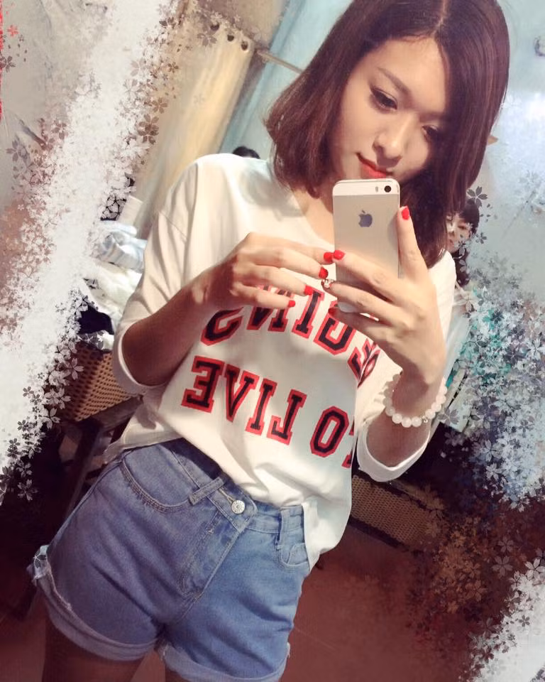 Lê Thị Bích được xếp vào hàng những hot girl bỗng dưng nổi tiếng vì một lý do không tưởng đó là dùng áo ngực để che mặt. Trường hợp của cô gái trẻ này hoàn toàn do sức tác động, ảnh hưởng từ phía cư dân mạng Việt tạo ra. Sẽ không là quá to tát khi bức ảnh cô gái trẻ thoát khỏi đám cháy được hàng triệu người chia sẻ trên Facebook và cũng sẽ không có chuyện Bích nổi tiếng nếu như không có khuôn mặt khá ưa nhìn cùng một công việc dễ gây nhiều tranh cãi cho mọi người.