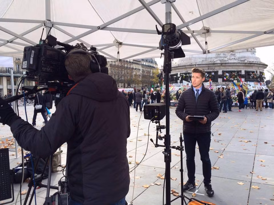 Điều này được chứng minh dựa vào những dòng bình luận mà người xem gửi khi đang theo dõi trực tiếp. Rất nhiều cô gái trẻ đã nhân cơ hội James xuất hiện trên Facebook để tỏ tình, thậm chí xin chàng phóng viên hot boy này... cưới mình. Vô số bình luận theo kiểu: "Anh ấy đẹp trai quá", "Người trong mộng! Hãy cưới em đi", "Thật tuyệt khi nhìn thấy anh ấy trên TV vào mỗi buổi sáng"... đã được chị em sử dụng để thể hiện sự mến mộ dành cho James Longman.