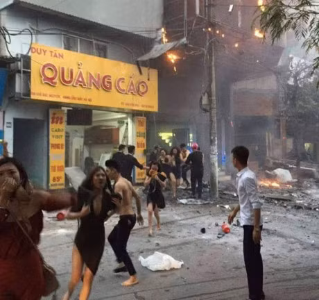 Gần 1 tháng qua, vụ cháy quán karaoke 8 tầng trên phố Nguyễn Khang, Hà Nội với bức ảnh cô gái bịt mũi bằng áo ngực chạy ra ngoài thoát thân vẫn chưa giảm bớt sức nóng trên mạng xã hội. Dư luận tập trung soi xét nguyên nhân của vụ cháy nhưng cũng không quên tìm hiểu, nắm bắt các thông tin liên quan đến những nhân vật "nổi tiếng" sau sự việc này. Lê Thị Bích (Bích Cherry) - cô gái che miệng bằng áo ngực bỗng nhiên trở thành nhân vật được nhiều người chú ý, khai thác những thông tin cá nhân.